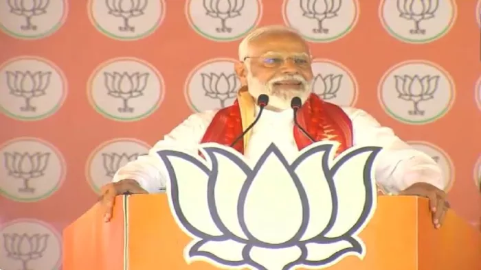 बरहमपुर में चुनावी जनसभा को संबोधित करते पीएम मोदी