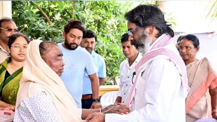बेटे हेमंत सोरेन को देखकर भावुक हुईं मां।