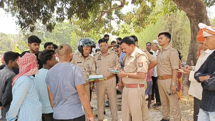 मौके पर जुटी भीड़, पूछताछ करती पुलिस। जागरण