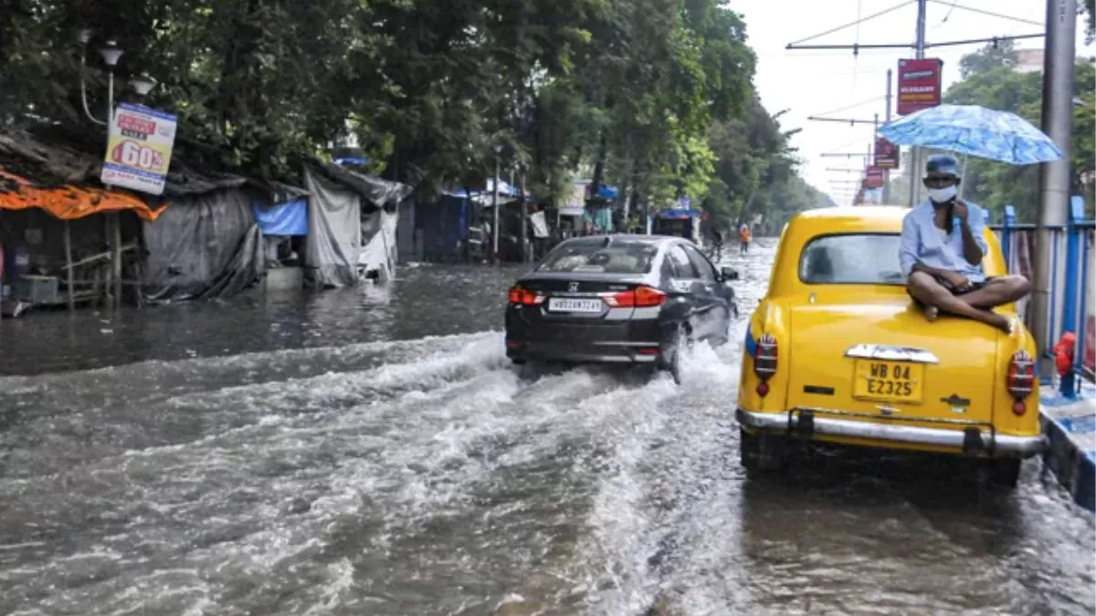 West Bengal: कोलकाता समेत दक्षिण बंगाल के कई जिलों में तूफान के साथ भारी बारिश, 6 लोगों की मौत