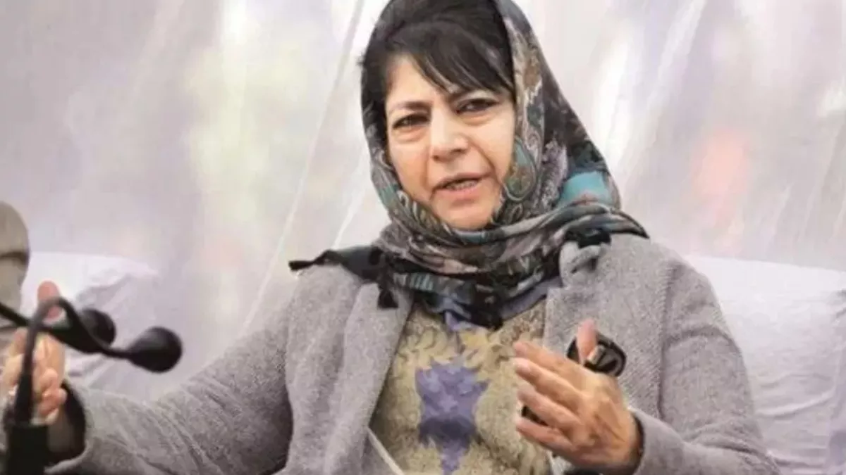 Mehbooba Mufti: छात्राओं संग तस्वीर खिंचवाने पर महबूबा मुफ्ती को आयोग का नोटिस, 24 घंटे में देना होगा जवाब वरना...