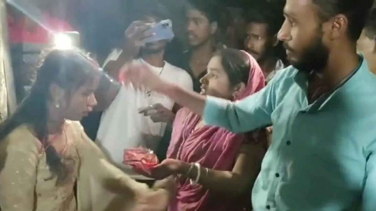 मोबाइल फ्लैश की लाइट में ग्रामीणों ने प्रेमी युगल की करा दी शादी, लड़की की मां ने खुद मांग में भरवाया सिंदूर
