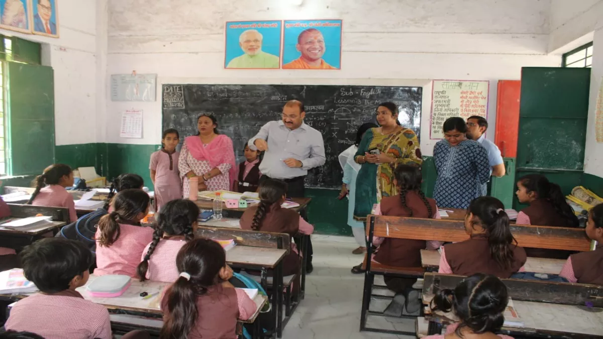 बच्चे पहाड़ा सुना ही रहे थे... फिर DM ने पूछ लिया ये सवाल, पूरी क्लास 6 में पसर गया सन्नाटा
