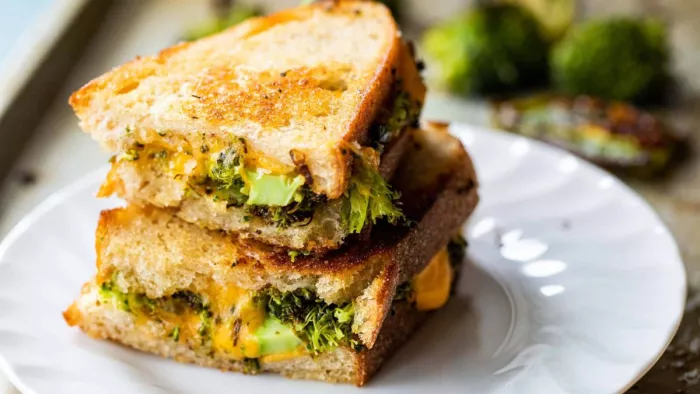 स्वाद और सेहत का परफेक्ट कॉम्बिनेशन है Cheesy Grilled Broccoli Sandwich (Image Source: Freepik)