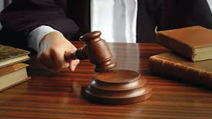 एसडीजेएम कोर्ट शेरघाटी ने दो चिकित्सक और बांके बाजार के तत्कालीन थानाध्यक्ष पर लगाया जुर्माना।