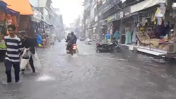 गुजरात में बारिश से 14 लोगों की मौत (फोटो-जागरण)