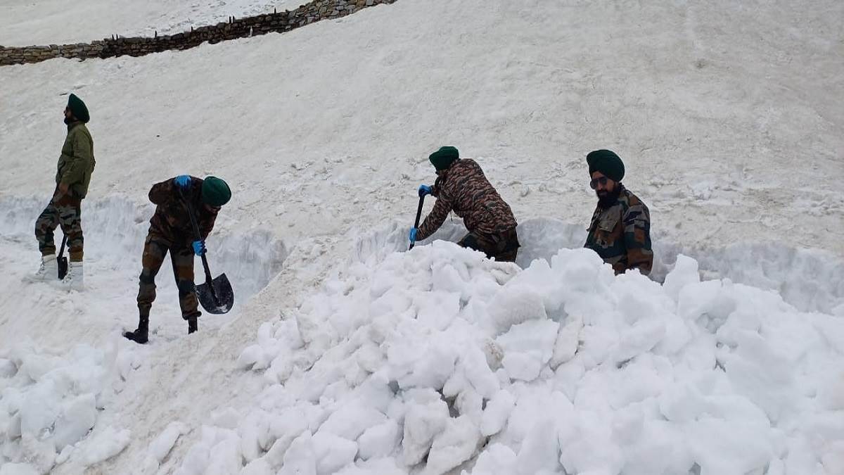 https://www.jagranimages.com/images/newimg/06052025/06_05_2025-hemkund_sahib_23932227.jpg