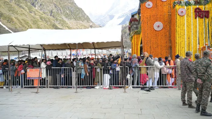 Kedarnath Yatra News: केदारनाथ में टोकन लेकर दर्शनों को लेकर लगी भक्तों की लाइन सूवि