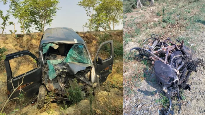 Shahjahanpur Accident: हादसे के बाद क्षतिग्रस्त कार और जली बाइक।
