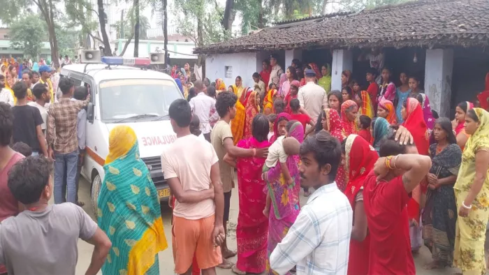 कोलकाता में मौत पर युवक के शव के साथ लालगंज में हंगामा करते लोग।