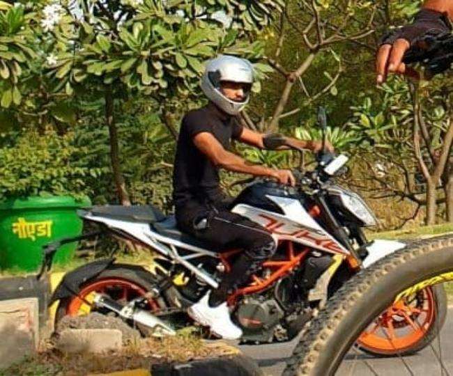 मोबाइल स्नैचिंग का अर्धशतक लगाने वाले 2 बदमाशों को बिसरख पुलिस से मुठभेड़ में गोली लगी है।