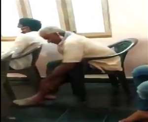 इस वीडियो में साफ देखा जा सकता है कि किसी सामुदायिक जगह पर बहुत से लोग एकत्र हुए हैं।