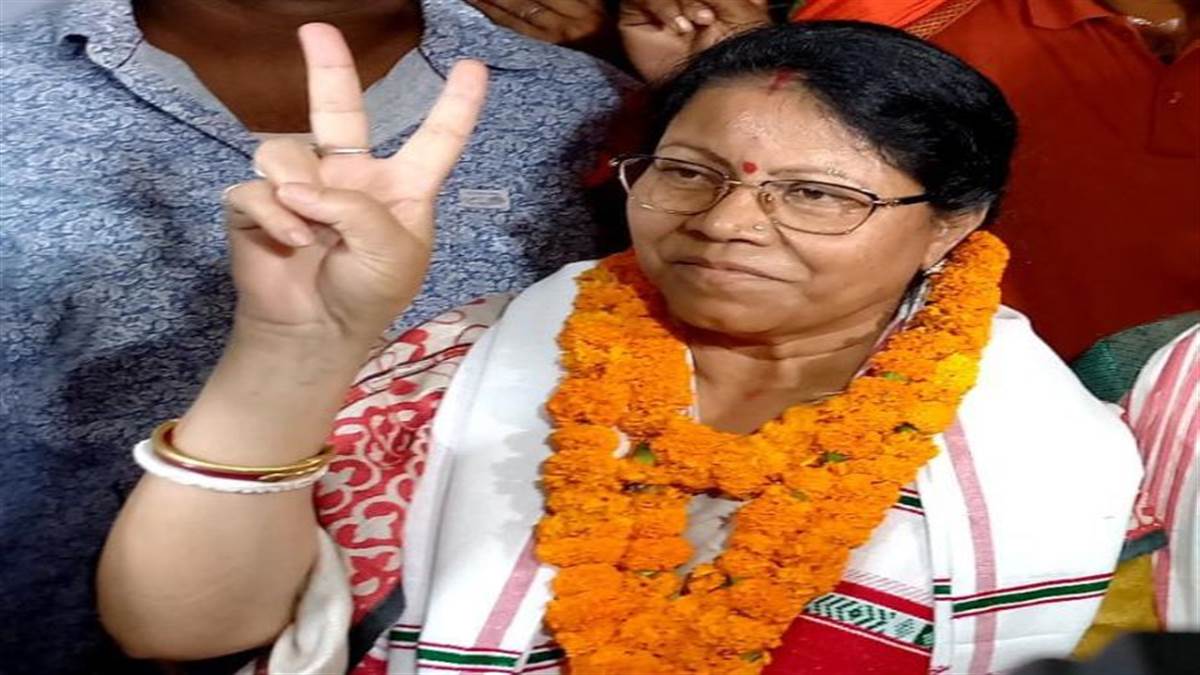 Jharkhand News: Mandar Assembly By-election के लिए भाजपा की ओर से गंगोत्री कुजूर ने किया नामांकन।