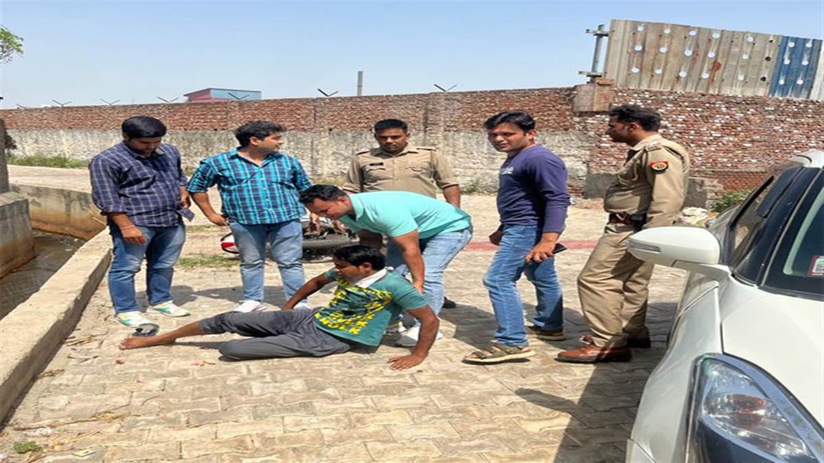 गिरफ्तार बदमाश हत्या के मामले में सजायाफ्ता है।