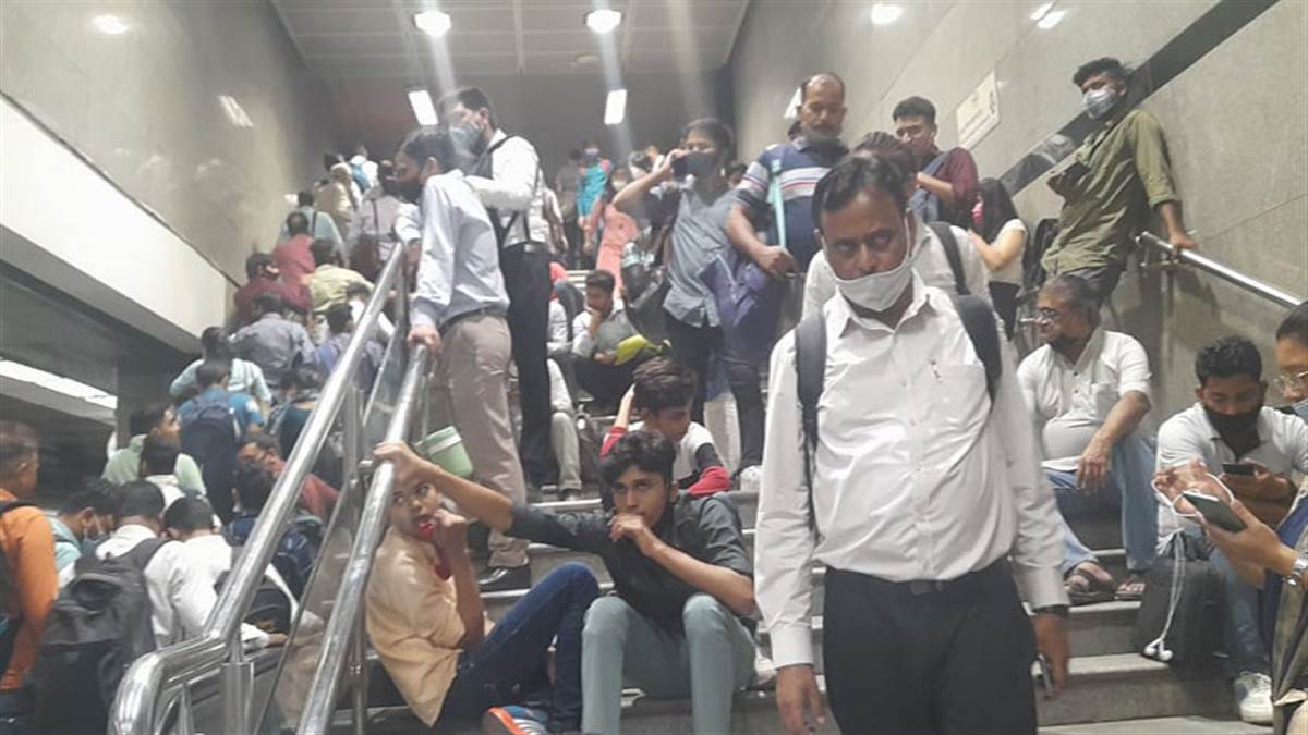 यमुना बैंक और इंद्रप्रस्थ के बीच ओएचई टूटने से परिचालन बाधित।