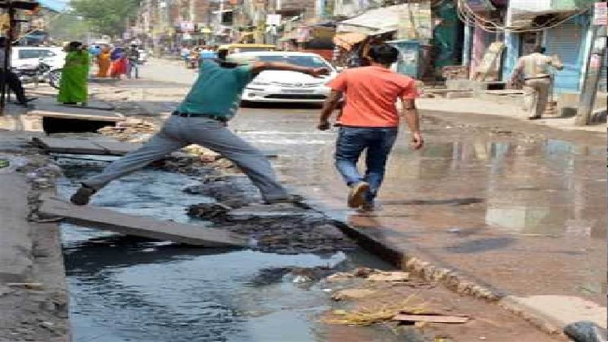 मुरादाबाद की पॉश कालोनी का हाल, गोबर से पटी पड़ीं नालियां और सड़कें, घर