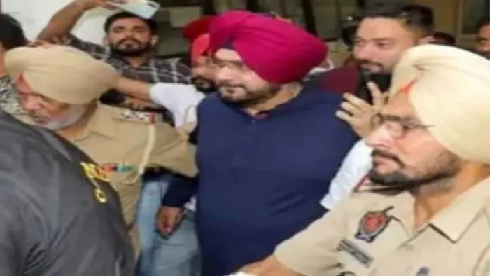 नवजोत सिंह सिद्धू को मेडिकल जांच के लिए पीजीआई चंडीगढ़ लाया गया।