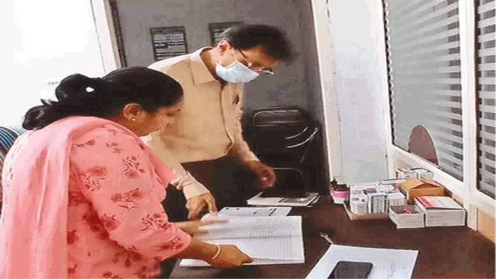 पटियाला के सिविल सजर्न डा. राजू धीर एक सेहत केंद्र की चेकिंग करते हुए। फाइल फोटो