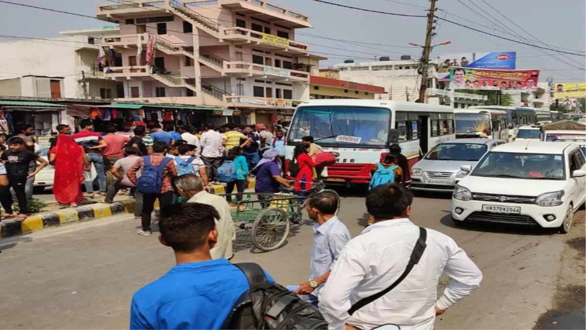 ऋषिकेश में Chardham Yatra पर जाने वाले श्रद्धालुओं की भीड़, लोकल रूट पर बसें न मिलने से यात्री परेशान, लगाया जाम