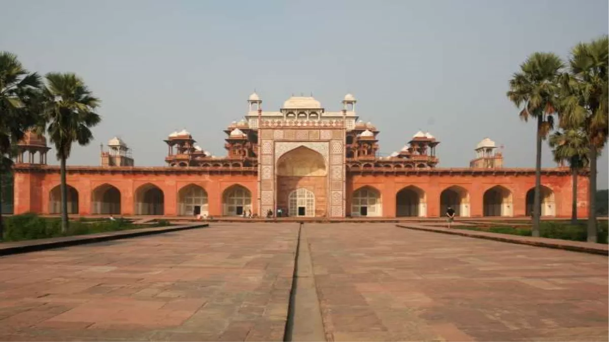 मुगल शहंशाह अकबर ने जिंदा रहते ही बनवाया था मकबरा, जाट शासकों ने किया था हमला, पढ़िए इसकी खासियत और इतिहास