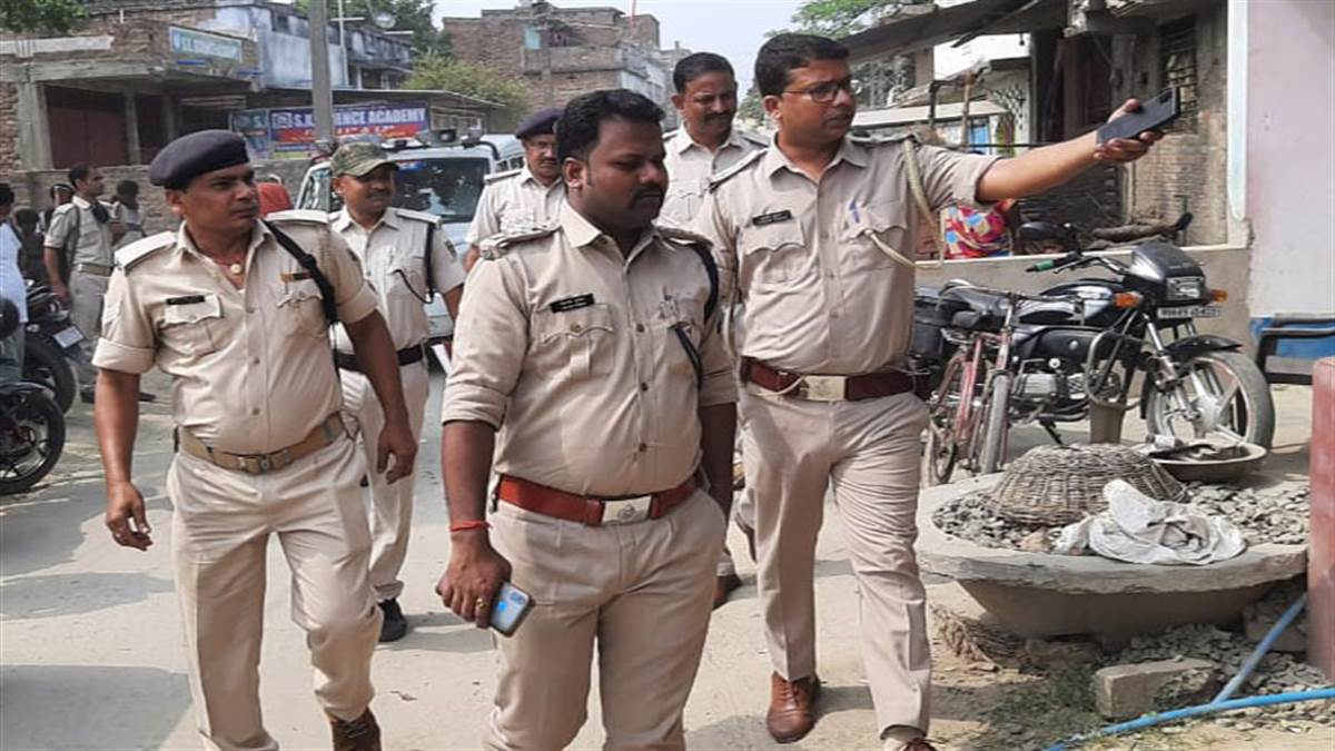 robbery of 3 50 lakhs in broad daylight from csp of sbi in siwan firing of three rounds to spread panic