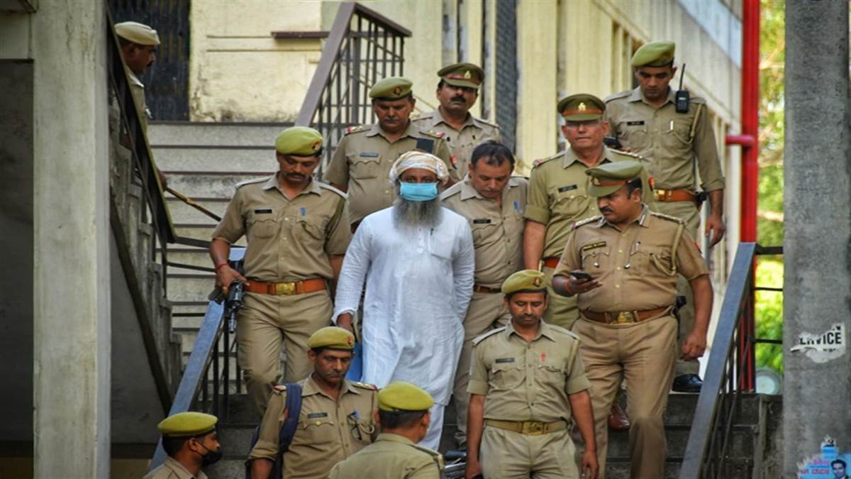 गाजियाबाद के जिला एवं सत्र कोर्ट से 2006 में हुए बम धमाके के दोषी वलीउल्लाह को लेकर जाते पुलिसकर्मी।