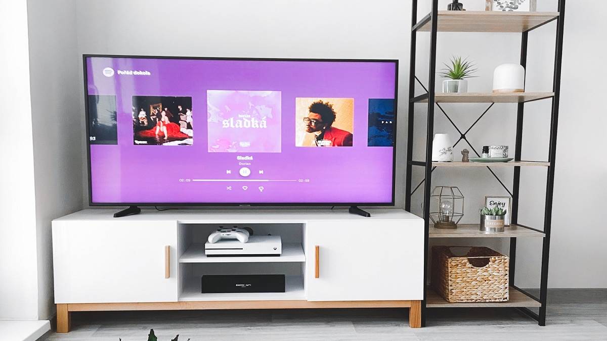 https://www.jagranimages.com/images/newimg/06062023/06_06_2023-amazon_sale_on_sony_and_oneplus__tv_23433551.jpg