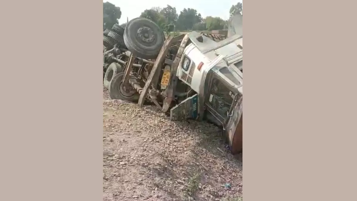 Kanpur: चौबेपुर में बीयर से लदा ट्रक पलटा, ग्रामीणों में लूट की मची होड़