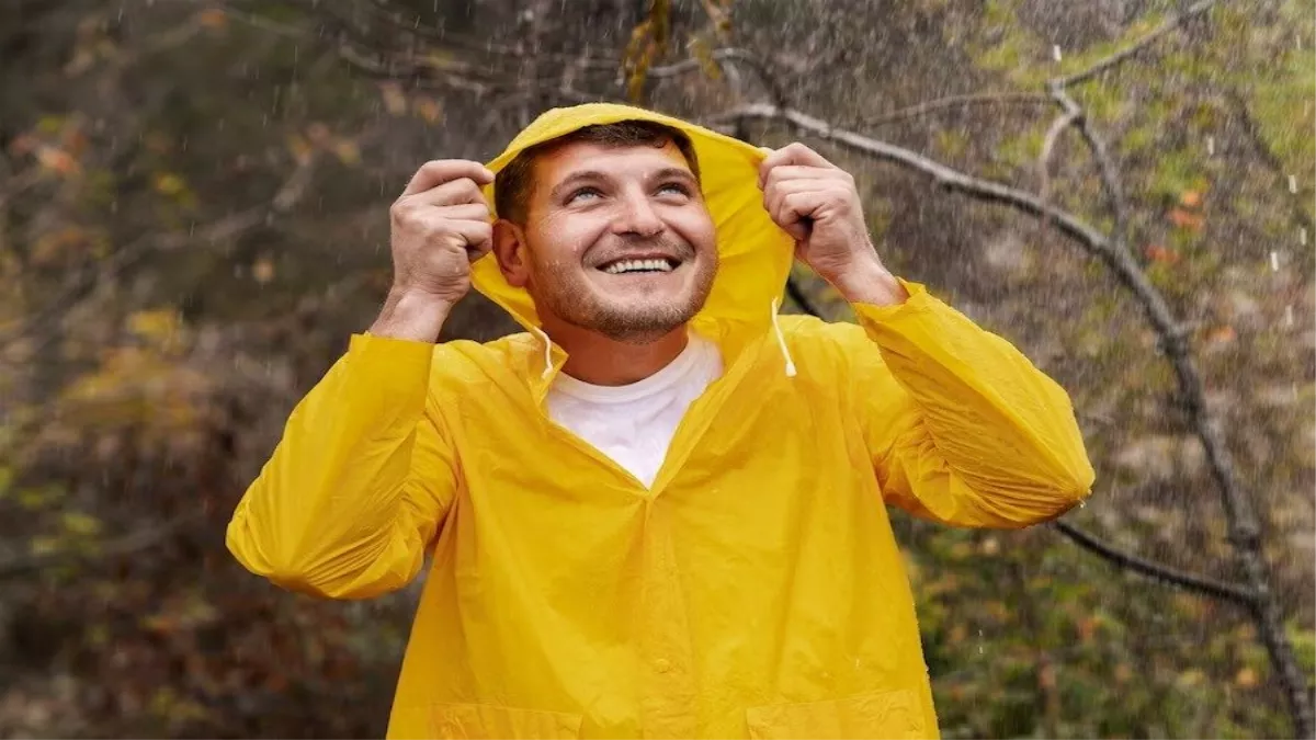 Best Rain Coat Men: बारिश में निकलिए बिंदास होकर, ये मल्टी लेयर रेनकोट बचाएंगे भीगने से