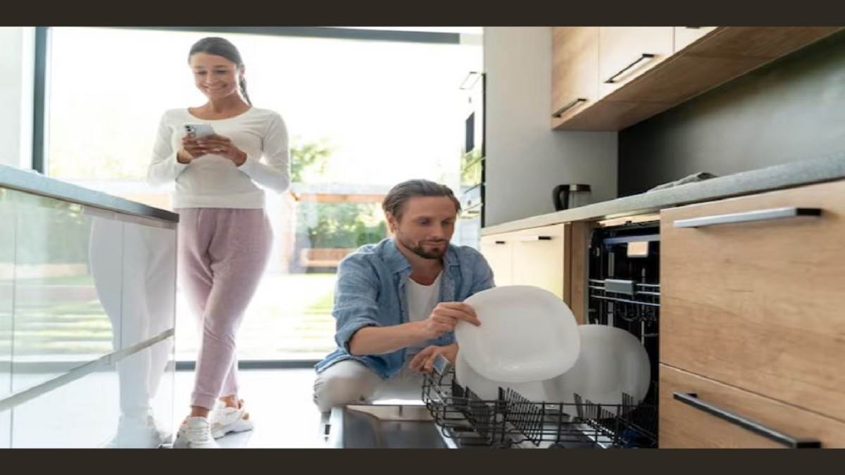 Bosch Dishwasher Price: स्टील से लेकर कांच के बर्तनों की होगी हाइजीन सफाई, कढ़ाई की कड़ी चिकनाई होगी छू-मंतर