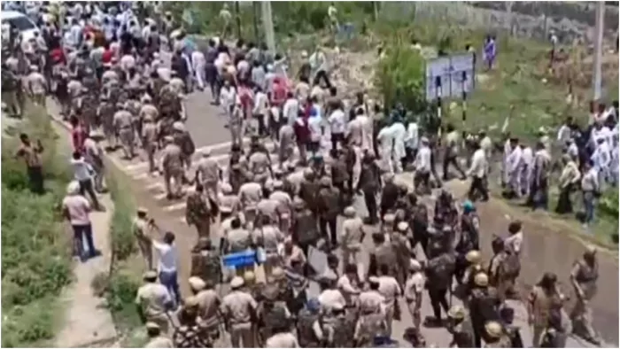 किसानों ने कुरुक्षेत्र में जाम किया हाईवे, तोड़े पुलिस के बैरिकेड्स
