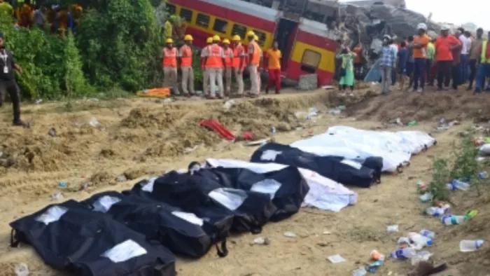 Odisha Train Tragedy: मुर्दाघर में पड़ी थी लाशें, अचानक हिल गया मृत बेटे का हाथ; बोले- विश्वजीत अभी जीवित है