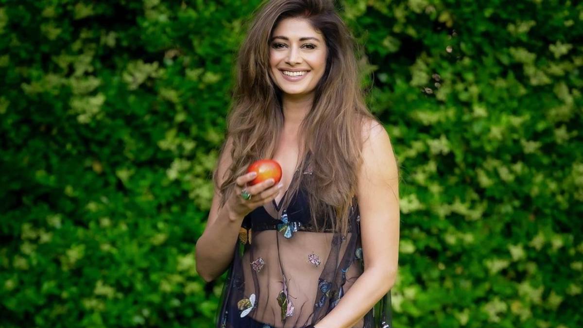 https://www.jagranimages.com/images/newimg/06062023/06_06_2023-pooja_batra_pool_video_23433508.jpg