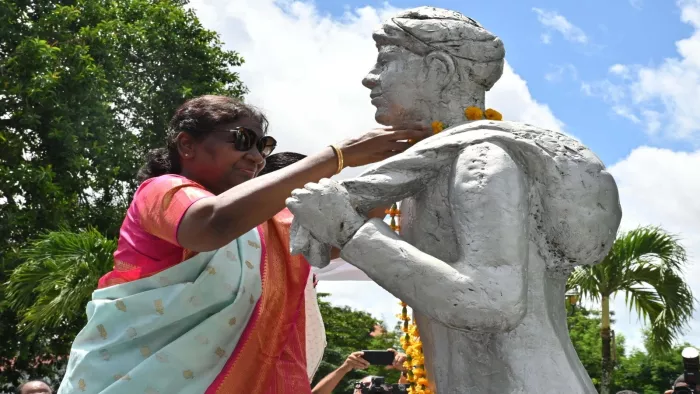 राष्ट्रपति द्रौपदी मुर्मू ने 5 जून को मामा शरणन स्मारक पर माल्यार्पण किया