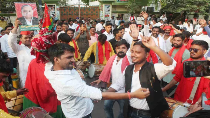 जीत के जश्न में डूबे थे सपा कार्यकर्ता, फिर जानबूझकर कर दी यह हरकत-