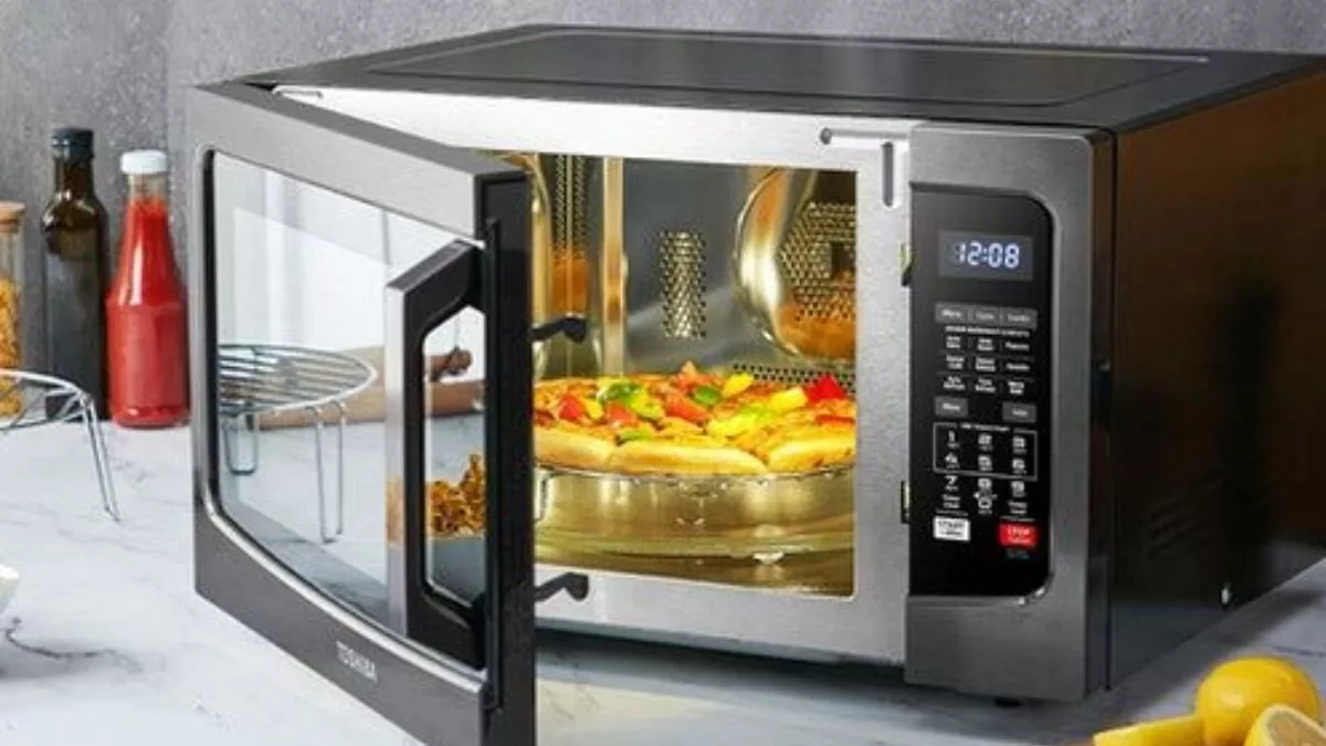 खाना बनाना लगता है बोरिंग तो आज ही घर ले आए ये  Convection Microwave Oven, कीमत भी कम