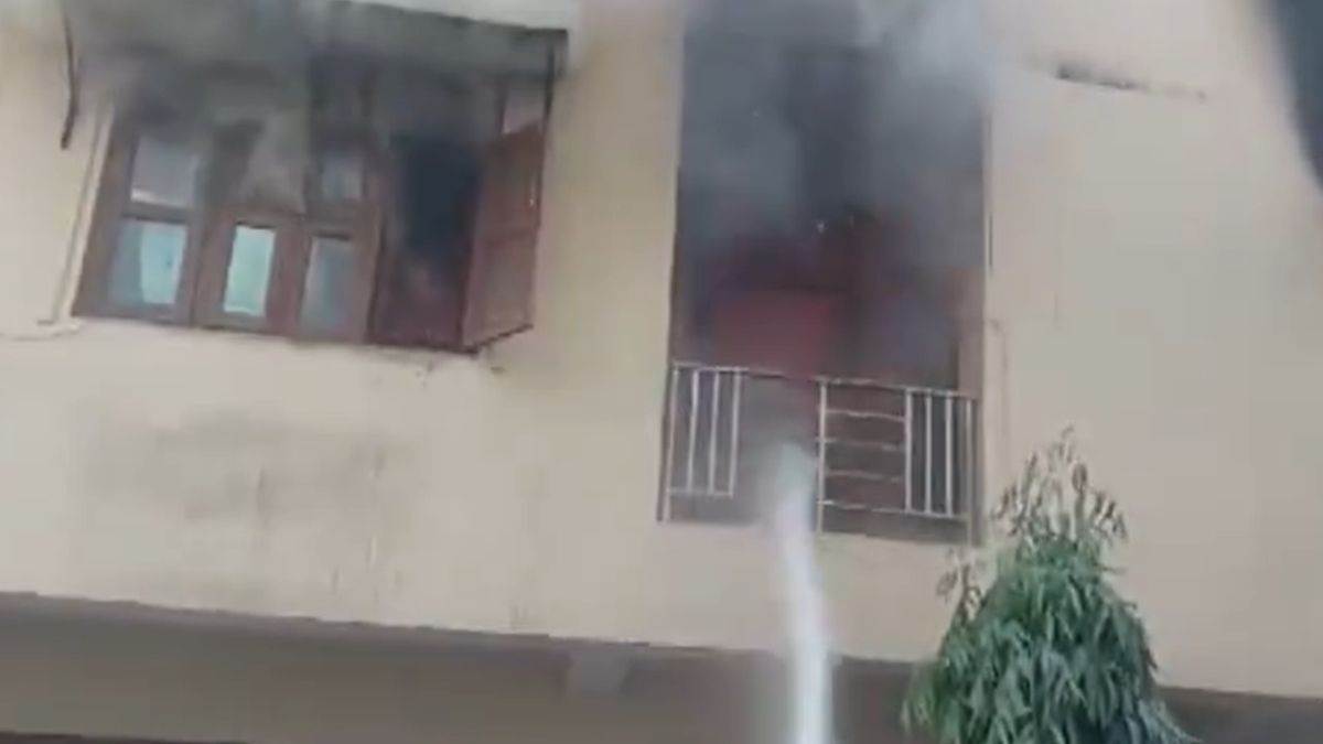 https://www.jagranimages.com/images/newimg/06062024/06_06_2024-ghaziabad_fire_17_23733250.jpg