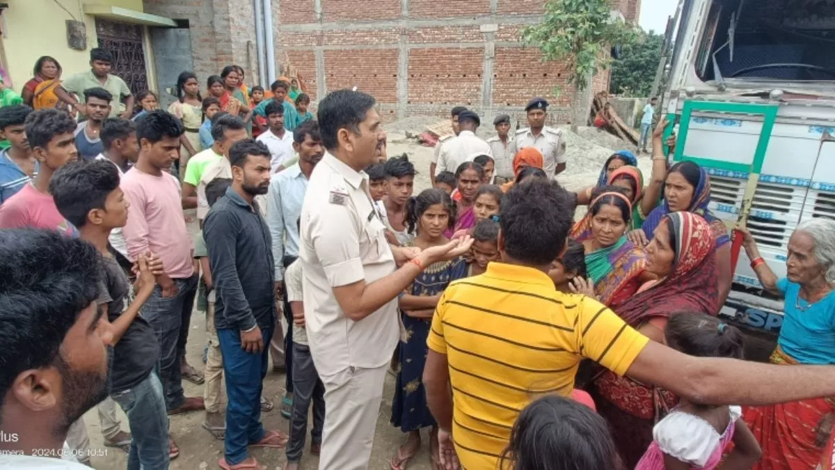 Bihar News : तेज रफ्तार ट्रक ने चाय दुकानदार को रौंदा, आक्रोशित ग्रामीणों ने की चालक की धुनाई; पुलिस ने कराया मामला शांत