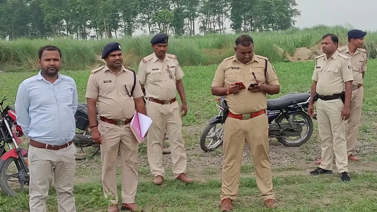 बिहार में शिक्षक की गला रेतकर हत्या के बाद उलझी पुलिस, थाना क्षेत्र के लिए मंगाना पड़ा जमीन का नक्शा