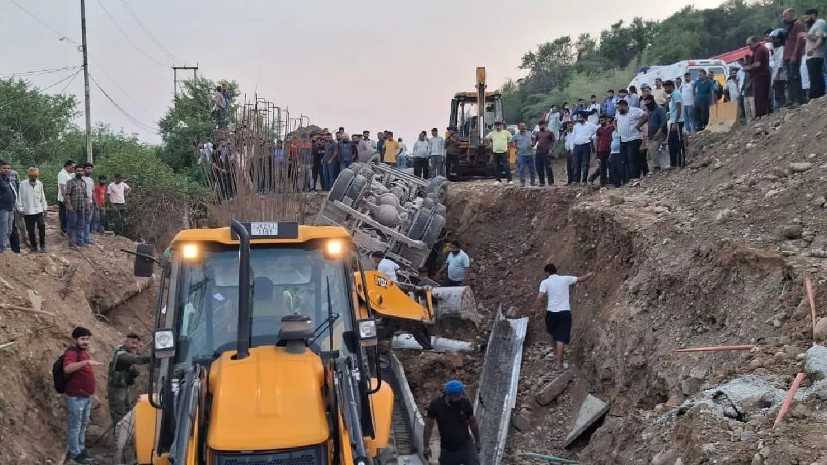 सांबा में मिट्टी धंसने से सीमेंट मिक्सचर टैंकर पलटा, श्रमिक की मौत