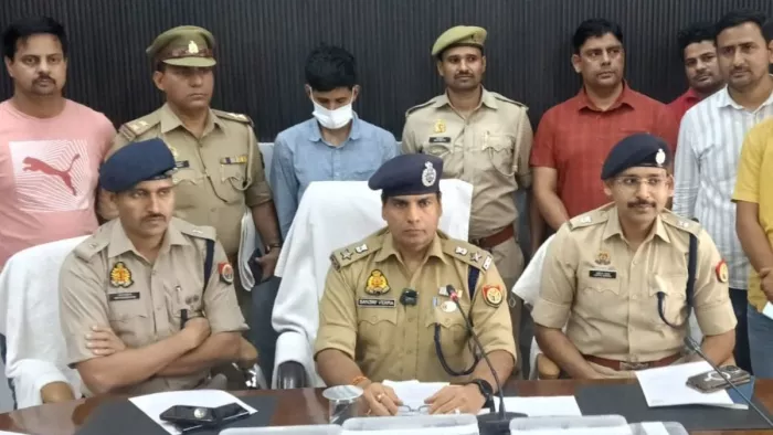 मुजफ्फरनगर पुलिस लाइन में पकड़े गए आरोपित के बारे में जानकारी देते एसएसपी संजय कुमार वर्मा। जागरण