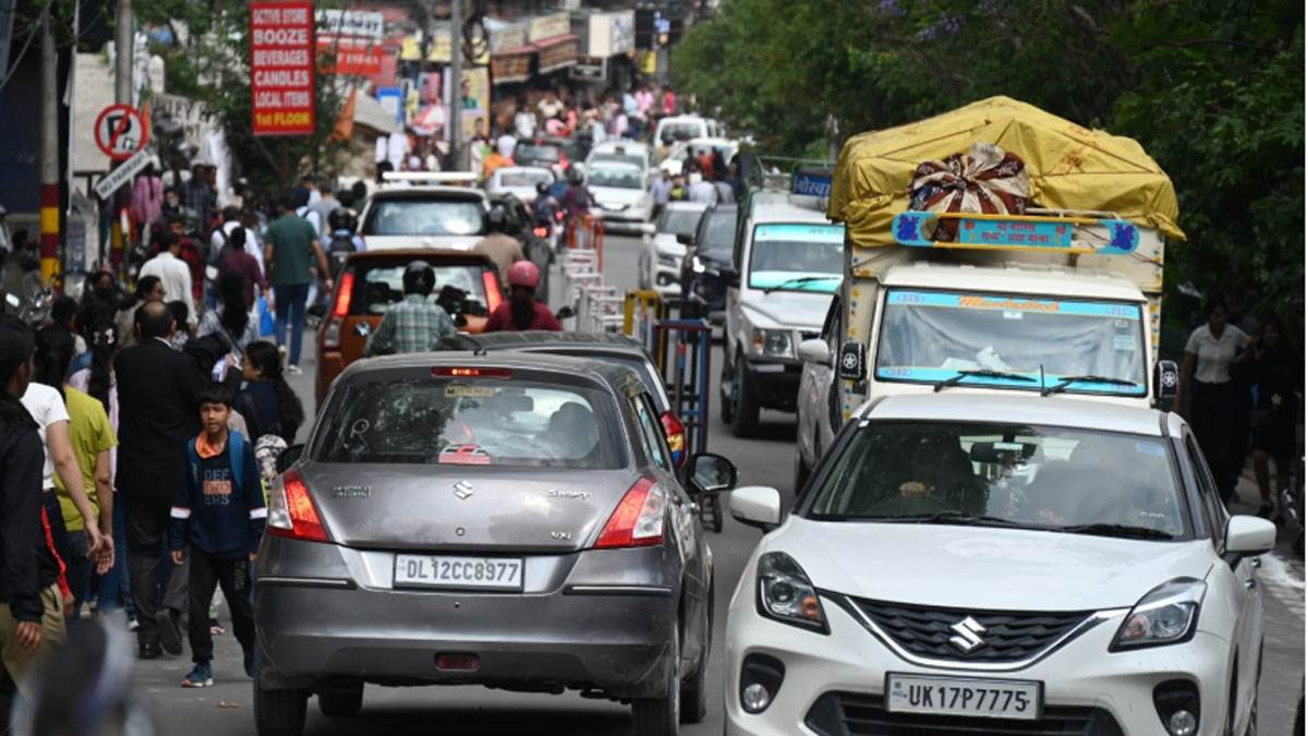 nainital tourist rush hotels full vehicles queued at entry points