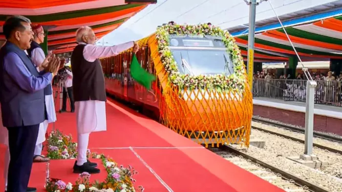 पीएम मोदी ने वंदे भारत एक्सप्रेस को दिखाई हरी झंडी (सोशल मीडिया फोटो)