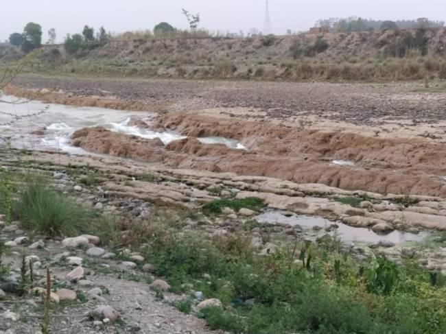 The water level of 20 villages adjacent to the chakki river reached close  to 180 feet - Punjab Pathankot Local News - अवैध माइनिंग के कारण चक्की दरिया  का जलस्तर 180 फीट