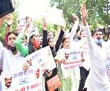 आम आदमी पार्टी की महिला विंग ने बेगम हजरत महल पार्क, पिंक बूथ के पास प्रदर्शन कर जताया विरोध।