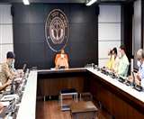 मुख्यमंत्री योगी आदित्यनाथ ने लोक भवन में मंगलवार को समीक्षा बैठक