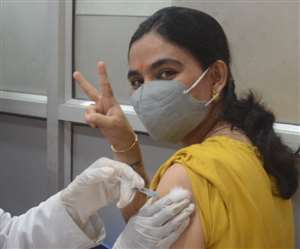 Corona Vaccination in UP: लखनऊ अव्वल तो चित्रकूट फिसड्डी, जान&zwj;िए क्&zwj;या है अन्&zwj;य ज&zwj;िलों का हाल