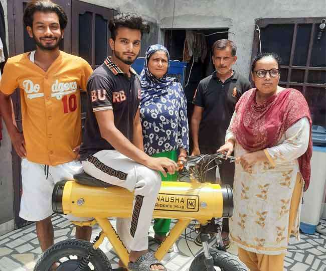 नौशाद द्वारा कबाड़ से तैयार की गई मोटरसाइकिल। जागरण