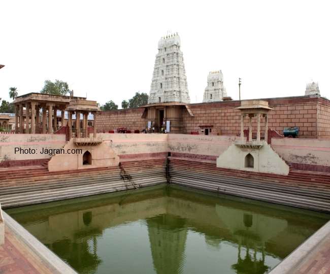 वृंदावन में रामानुज संप्रदाय के प्रसिद्ध रंगजी मंदिर परिसर में स्थित पुष्करणी।