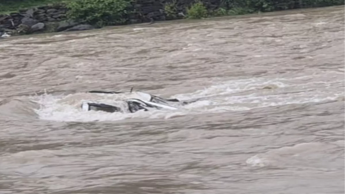 कुल्‍लू के बबेली में ब्‍यास नदी में गिरी कार, तीन लोग थे सवार, दो पानी के तेज बहाव में बह गए